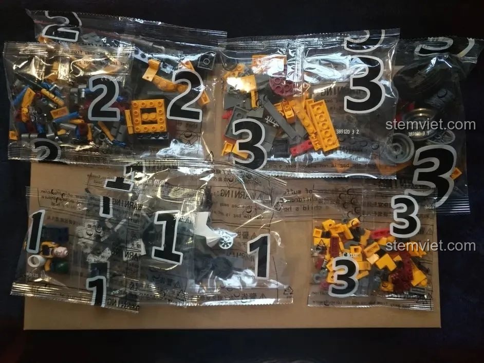 Các túi linh kiện được đánh số của bộ lắp ghép Xe Cảnh Sát Cứu Hộ Điều Khiển Từ Xa HA389120, sẵn sàng cho việc lắp ráp.