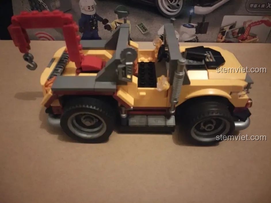 Chiếc xe cảnh sát cứu hộ điều khiển từ xa HA389120 đã hoàn thiện phần thân, sẵn sàng cho các chi tiết cuối cùng và cần cẩu.