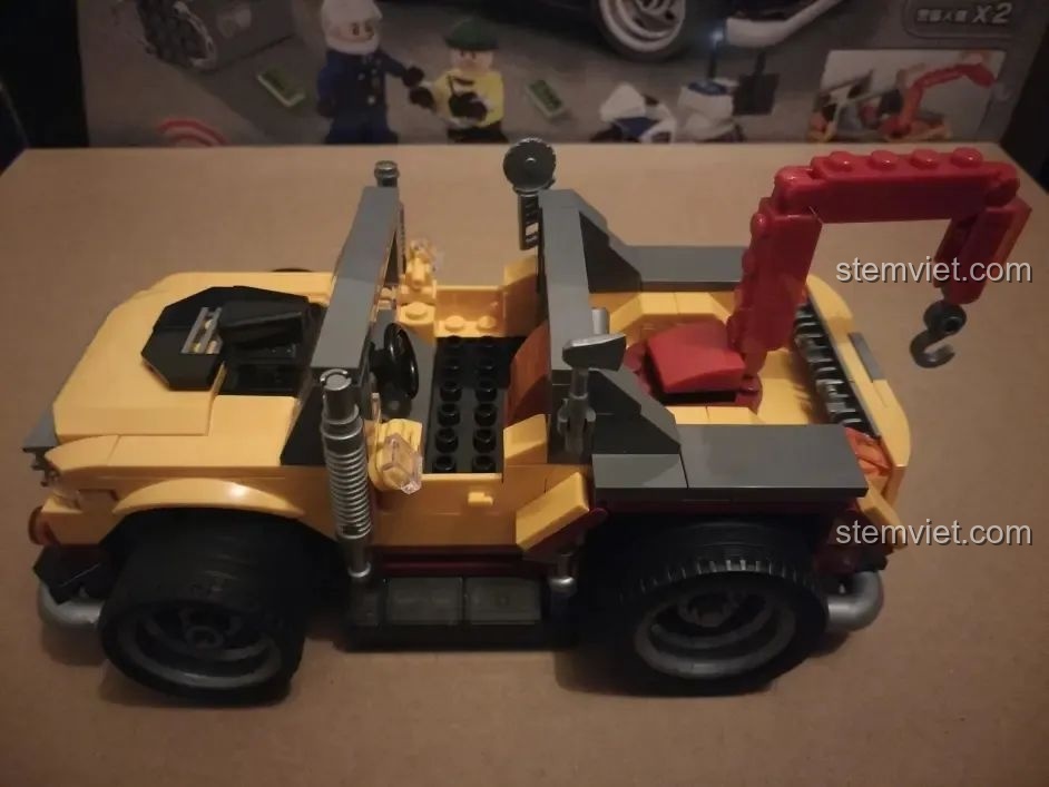 Góc nhìn từ phía sau của chiếc xe cảnh sát cứu hộ điều khiển từ xa HA389120, với cần cẩu màu đỏ nổi bật.