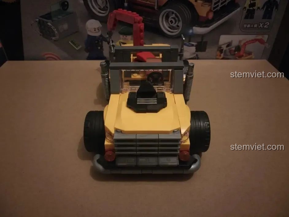 Góc nhìn trực diện từ phía trước của chiếc xe cảnh sát cứu hộ điều khiển từ xa HA389120 đã hoàn thiện, trông mạnh mẽ và sẵn sàng.