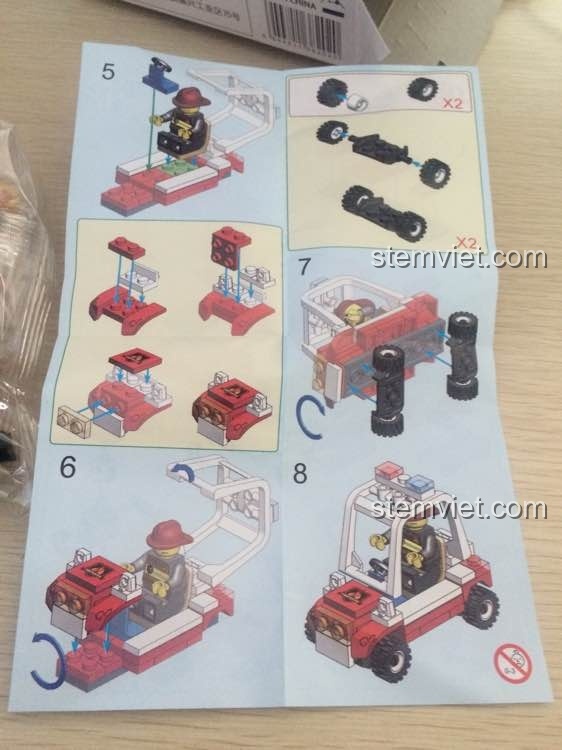 Các bước đầu tiên trong sách hướng dẫn lắp bộ xếp hình Xe Cảnh Sát Cứu Hỏa GBL KY98202