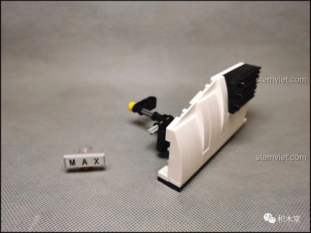 Cận cảnh gầm xe của mô hình Xe Đầu Kéo Mercedes-Benz Actros 4163 ShineYU YC-QC007.