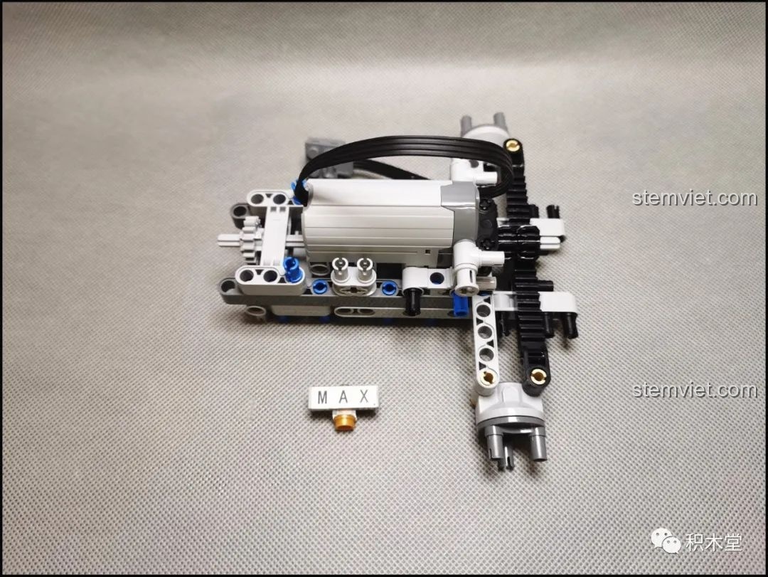 Chi tiết hệ thống lái và trục bánh xe của bộ đồ chơi Xe Đầu Kéo Mercedes-Benz Actros cho bé từ 8 tuổi.