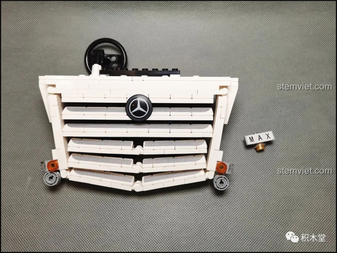 Mô hình Xe Đầu Kéo Mercedes-Benz Actros 4163 ShineYU YC-QC007 hoàn thành, nhìn ngang.