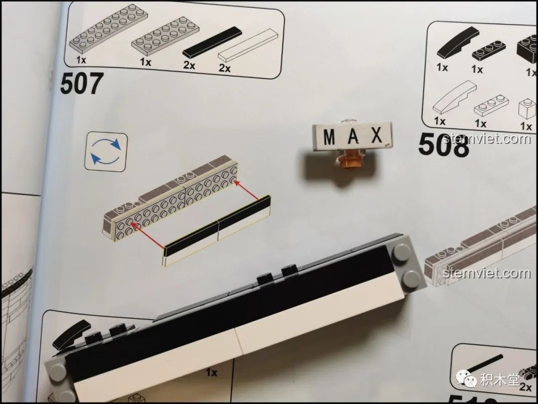 Mô hình Xe Đầu Kéo Mercedes-Benz Actros 4163 ShineYU YC-QC007 hoàn thành, nhìn từ phía sau.