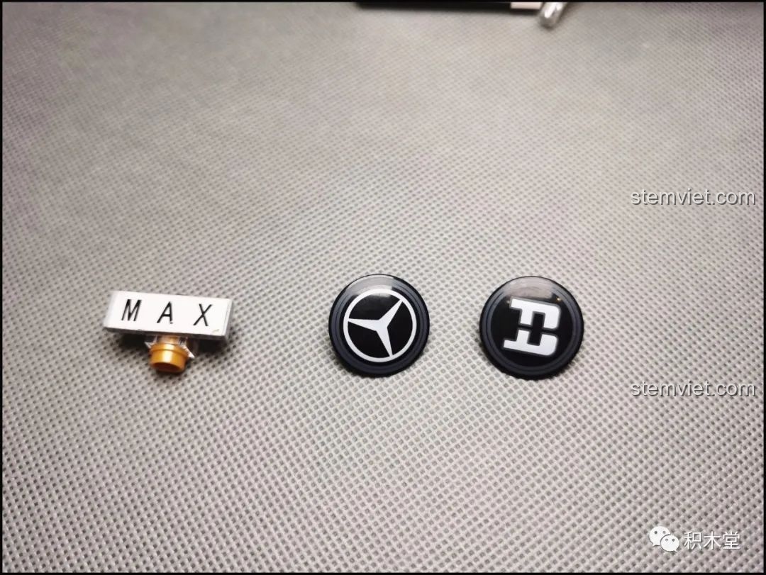 Mô hình Xe Đầu Kéo Mercedes-Benz Actros 4163 ShineYU YC-QC007 đã hoàn thành, nhìn từ phía trước.