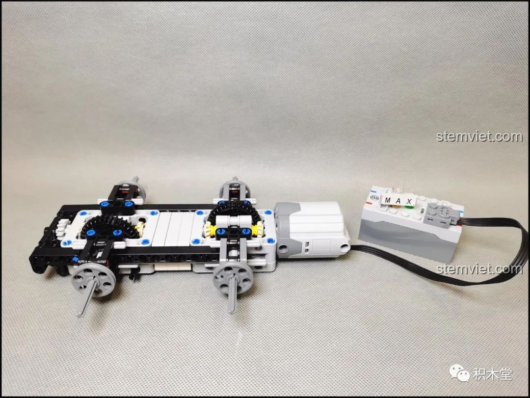 Khung gầm với hệ thống động cơ và bánh răng của đồ chơi lắp ghép Xe Tải Mercedes-Benz Actros YCQC007.