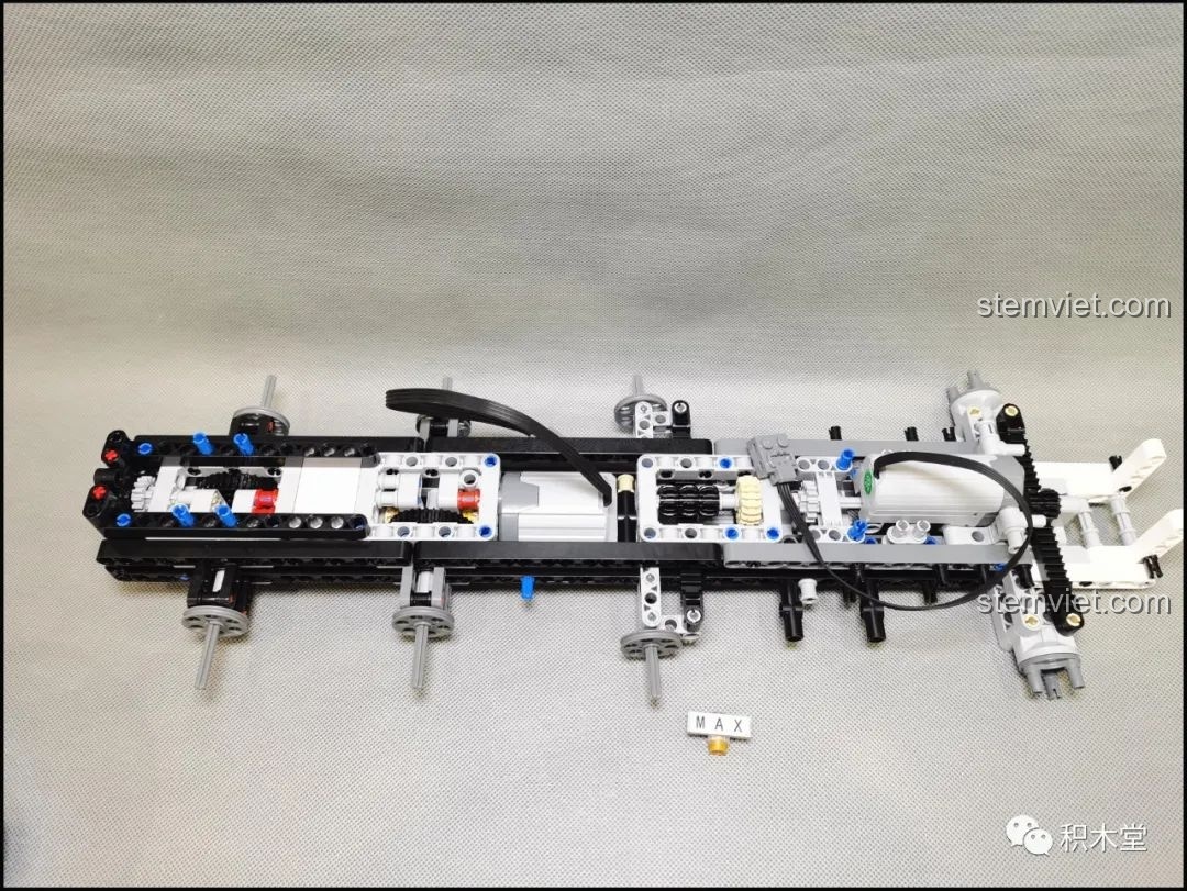 Khung gầm hoàn chỉnh của đồ chơi lắp ghép Mô Hình Xe Tải Mercedes-Benz cho trẻ 8 tuổi.