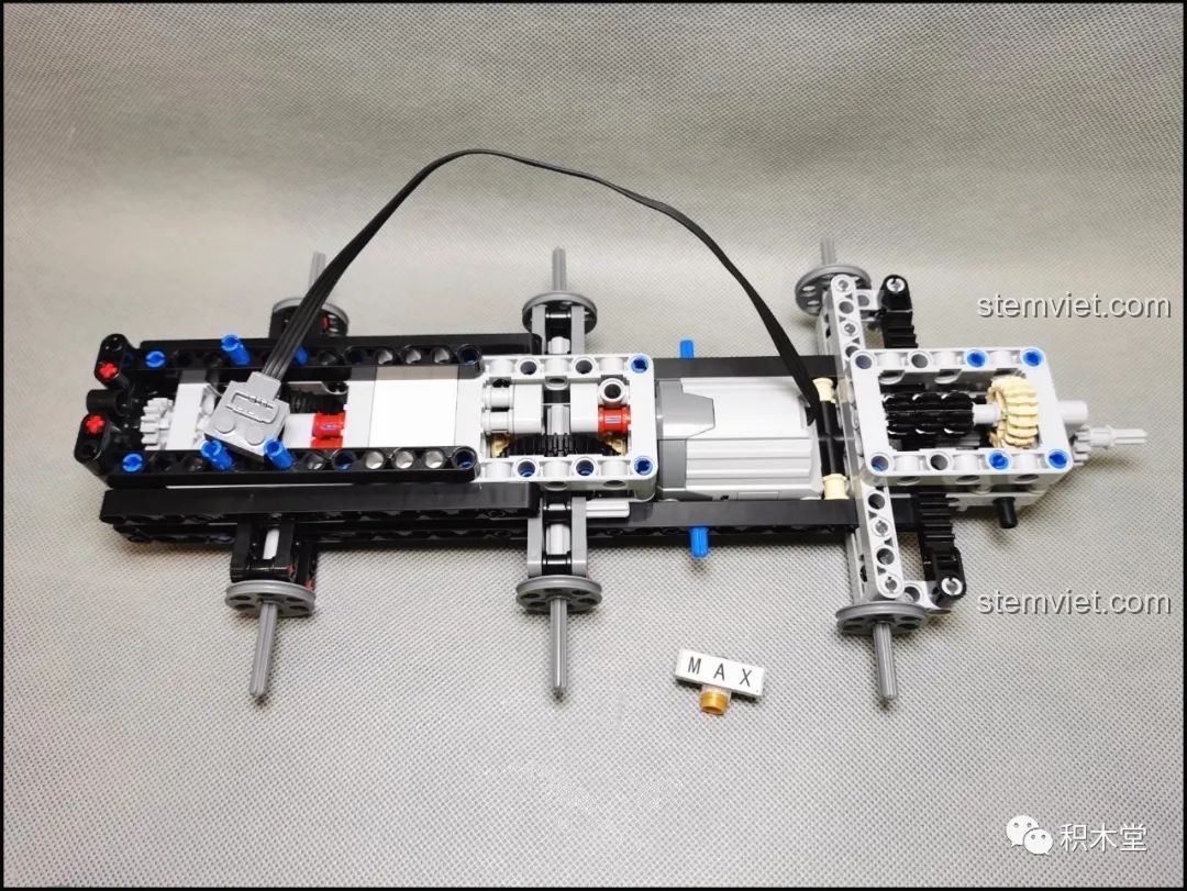 Tổng quan khung gầm từ trên xuống của bộ khối lắp ghép Xe Tải Hạng Nặng Mercedes-Benz cho trẻ từ 8 tuổi.