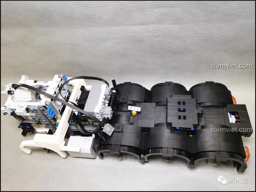 Quá trình lắp ráp phần đầu xe của bộ đồ chơi xây dựng YCQC007.