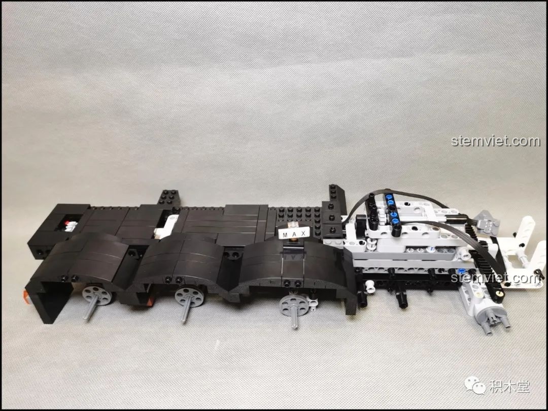 Lắp đặt vòm bánh xe vào khung gầm của bộ xếp hình Xe Đầu Kéo Mercedes-Benz Actros 4163 ShineYU YC-QC007.