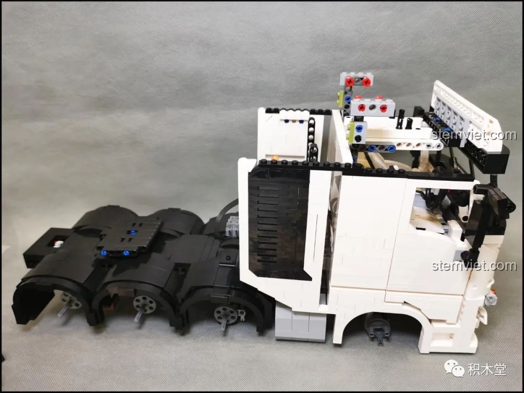 Chi tiết logo Mercedes-Benz trên lưới tản nhiệt của mô hình Xe Đầu Kéo Mercedes-Benz Actros 4163 ShineYU YC-QC007.