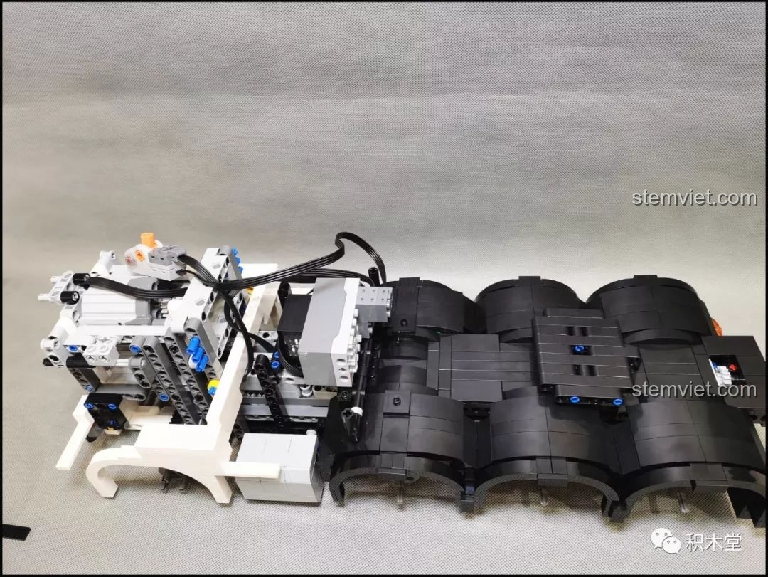 Chi tiết lưới tản nhiệt của Xe Đầu Kéo Mercedes-Benz Actros 4163 ShineYU YC-QC007.