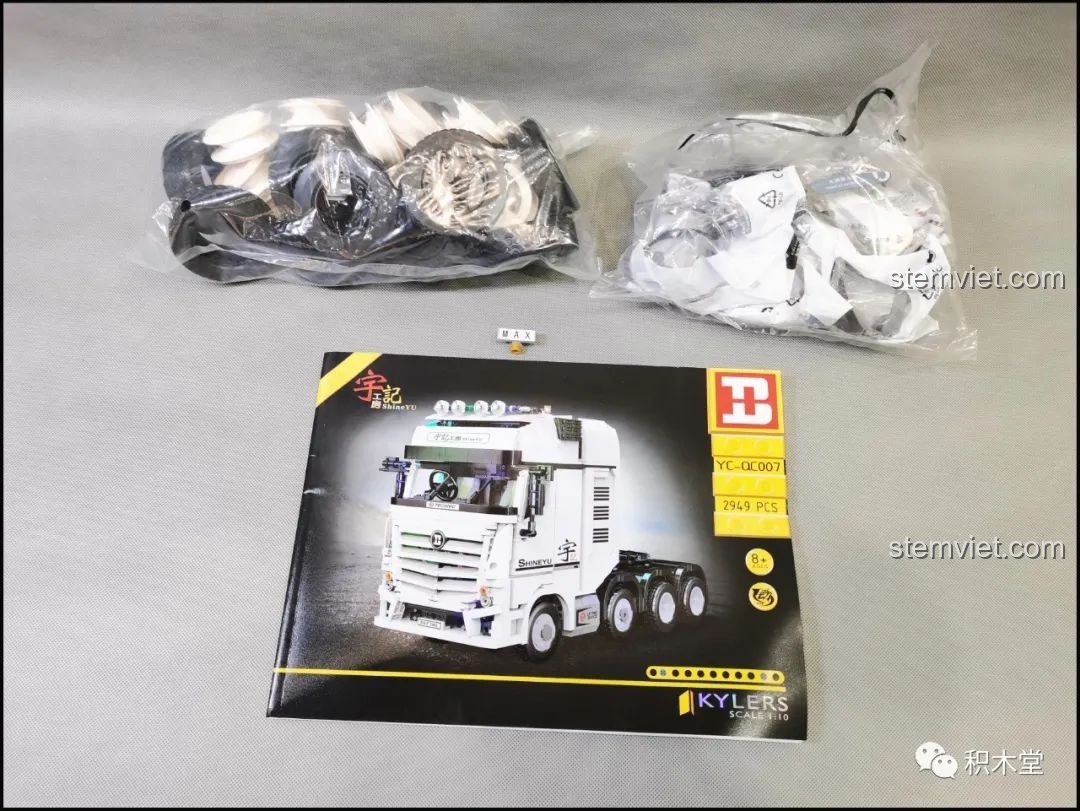 Bánh xe, bộ phận động cơ và sách hướng dẫn của bộ đồ chơi xây dựng Xe Đầu Kéo Điều Khiển Từ Xa YC-QC007.