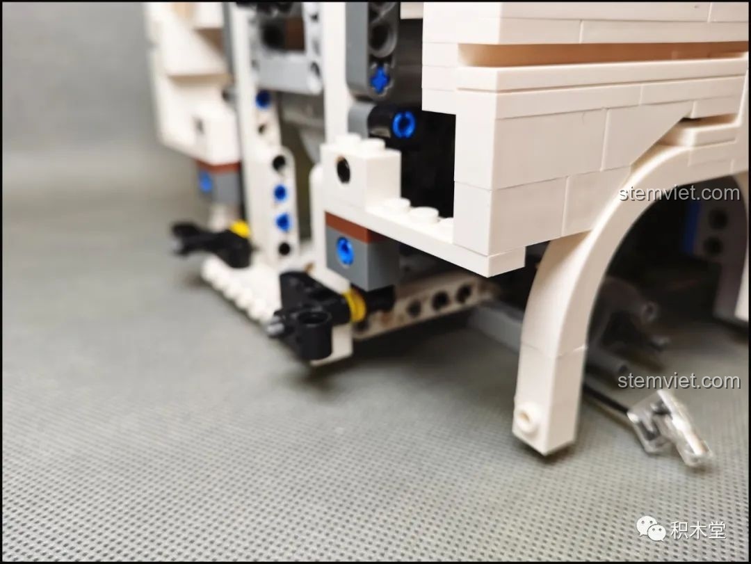 Chi tiết tản nhiệt bên hông xe của bộ lắp ghép Xe Tải Hạng Nặng Mercedes-Benz YC-QC007.