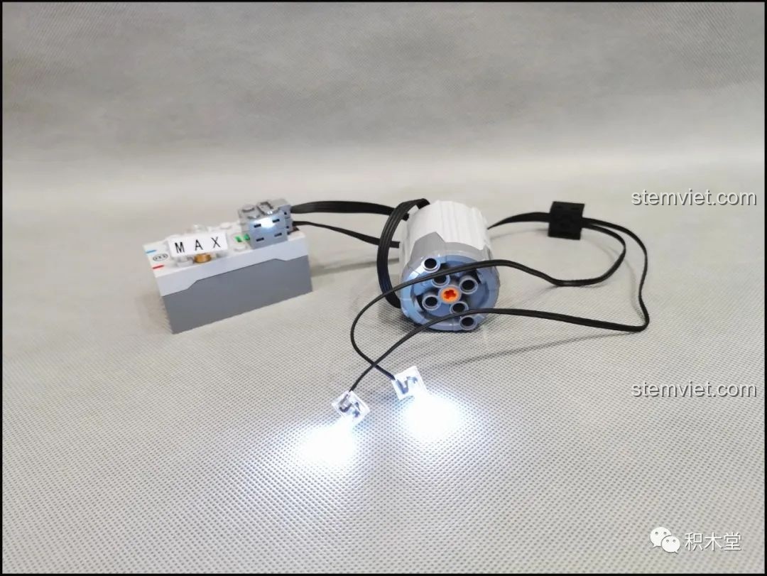 Kiểm tra hoạt động của động cơ và đèn LED của đồ chơi mô hình Xe Đầu Kéo Điều Khiển Từ Xa 007.