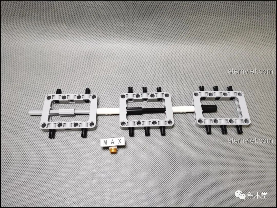 Thiết kế hai thanh răng dài cho hệ thống lái 4 bánh của đồ chơi lắp ghép YCQC007.