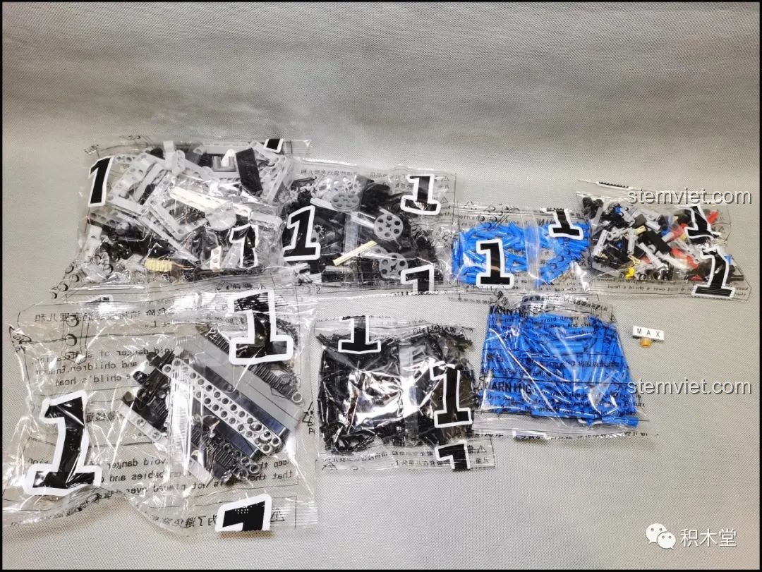 Các túi mảnh ghép số 1 của bộ lắp ráp Xe Đầu Kéo Mercedes-Benz Actros 4163 ShineYU YC-QC007 được phân loại rõ ràng.