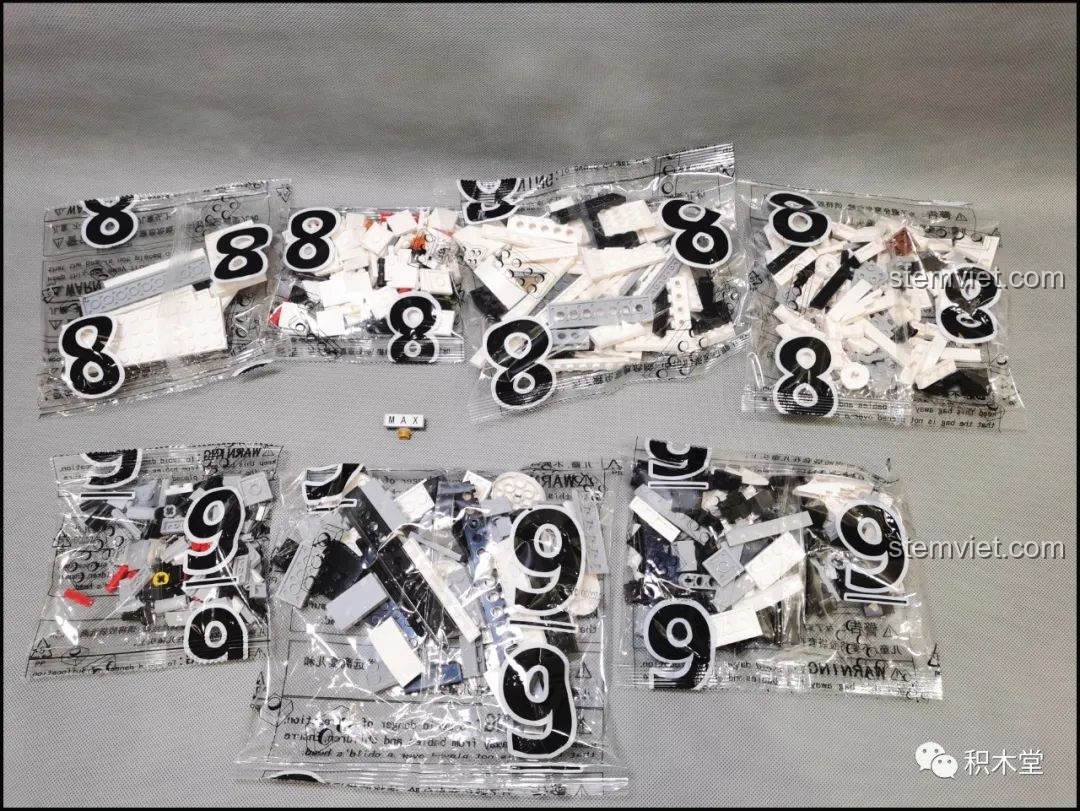 Các túi mảnh ghép số 8 và 9 của bộ lắp ghép Xe Tải Hạng Nặng Mercedes-Benz YC-QC007.