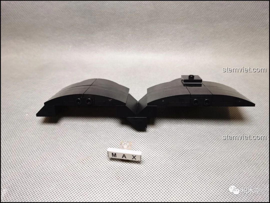 Phần vòm bánh xe cong mềm mại của đồ chơi mô hình Xe Tải Mercedes-Benz cho con trai 8+.