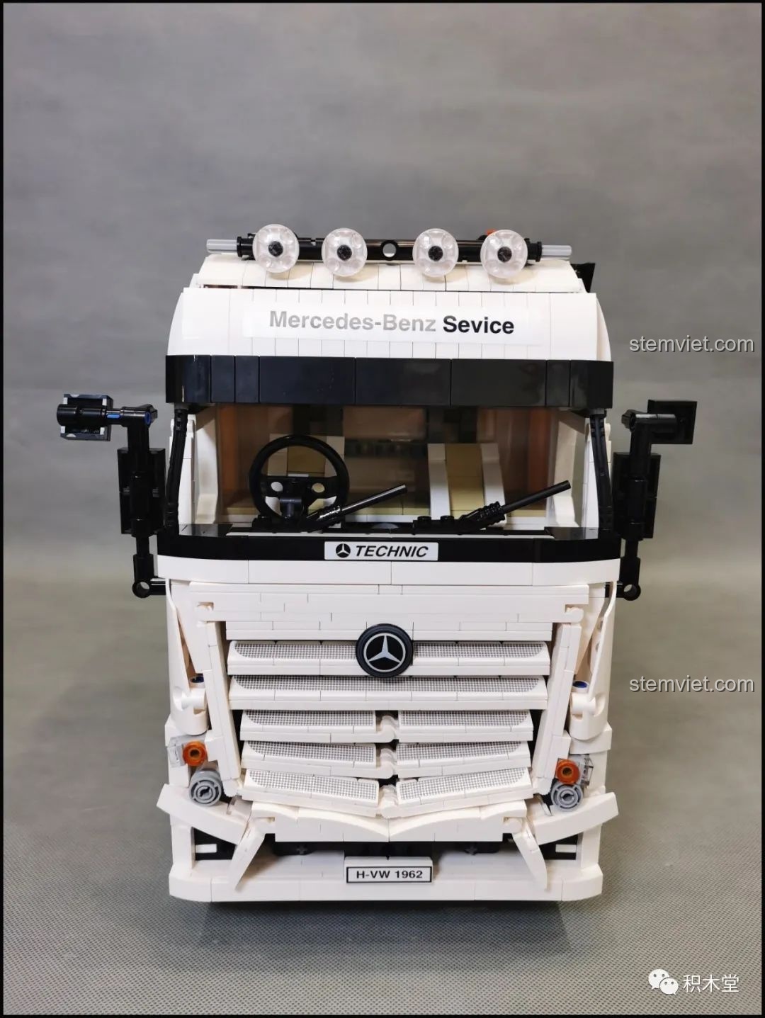 Hình ảnh xe tải Mercedes-Benz Actros 4163 ngoài đời thực, so sánh với mô hình lắp ráp.