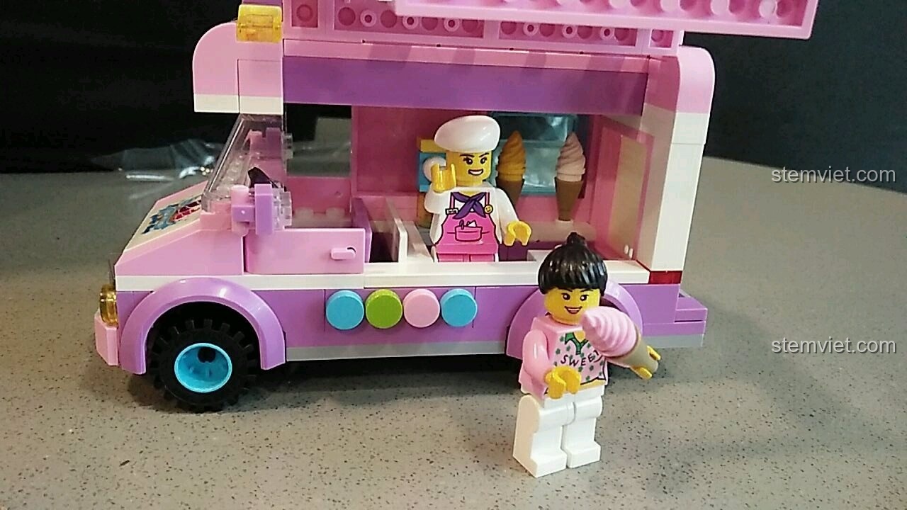 Khách hàng nhí mua kem từ xe kem 啟蒙QMAN 1112