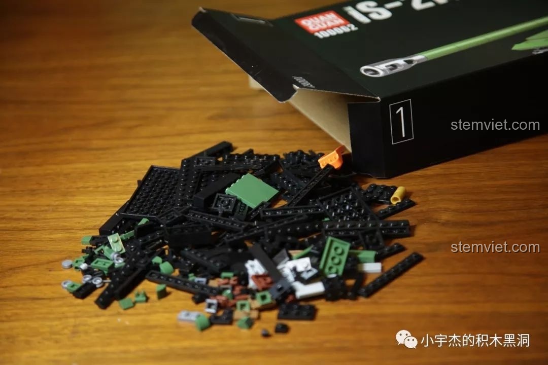 Hình ảnh bắt đầu lắp ráp phần khung gầm của bộ đồ chơi lắp ráp xe tăng hạng nặng IS-2M QUANGUAN 100062, giúp bé trai phát triển tư duy.