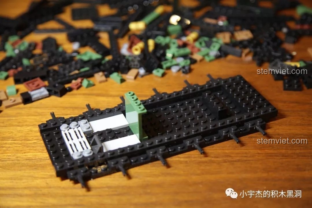 Hình ảnh nội thất buồng lái của bộ đồ chơi lắp ráp xe tăng hạng nặng IS-2M QUANGUAN 100062, giúp bé trai phát triển tư duy.