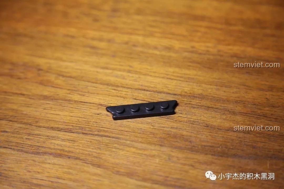 Hình ảnh khung gầm xe tăng đang dần hoàn thiện của bộ đồ chơi lắp ráp xe tăng hạng nặng IS-2M QUANGUAN 100062, giúp bé trai phát triển tư duy.