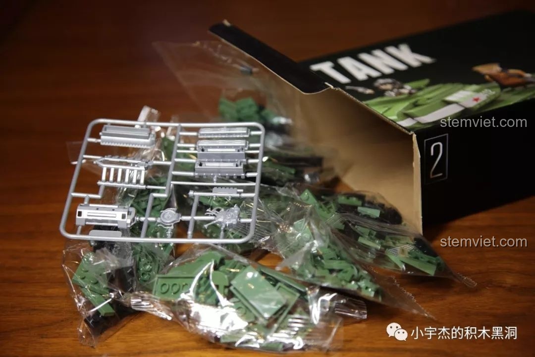 Hình ảnh các mảnh ghép màu xanh quân đội của bộ đồ chơi lắp ráp xe tăng hạng nặng IS-2M QUANGUAN 100062, giúp bé trai phát triển tư duy.