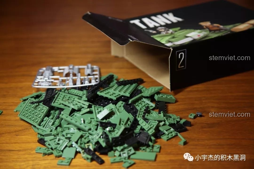 Hình ảnh chi tiết động cơ nguyên khối của bộ đồ chơi lắp ráp xe tăng hạng nặng IS-2M QUANGUAN 100062, giúp bé trai phát triển tư duy.