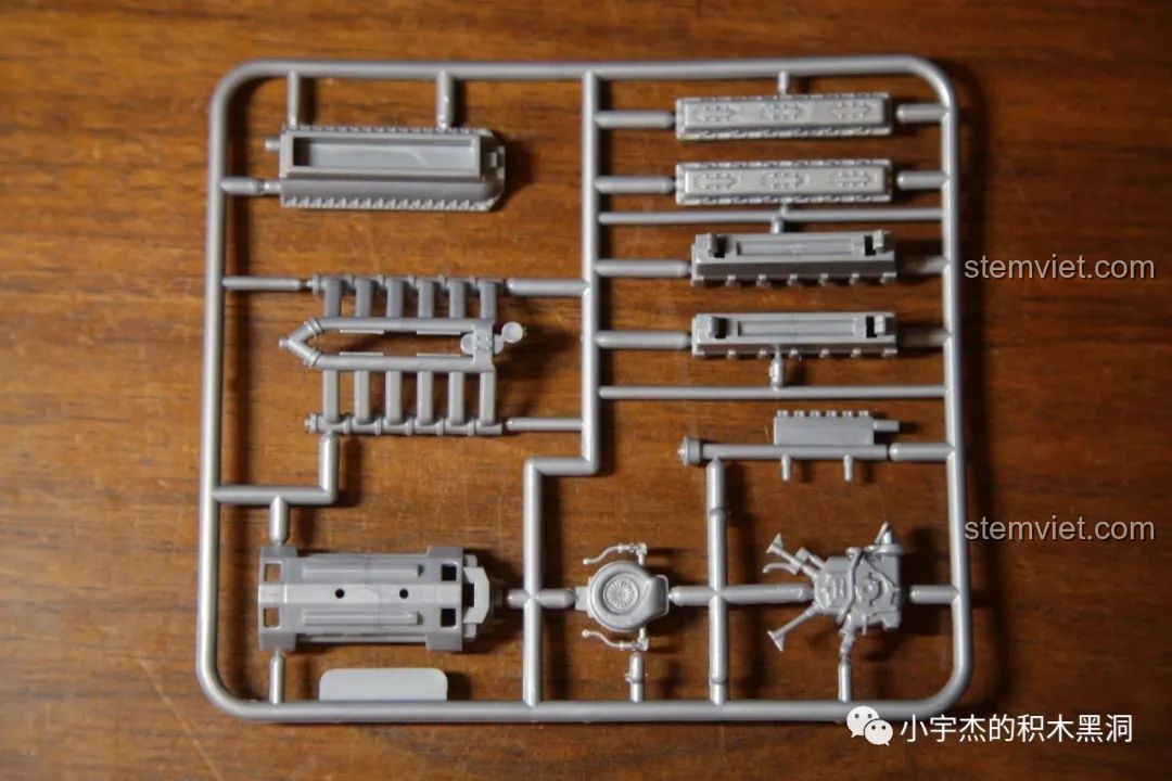 Hình ảnh động cơ được đặt vào khung gầm của bộ đồ chơi lắp ráp xe tăng hạng nặng IS-2M QUANGUAN 100062, giúp bé trai phát triển tư duy.