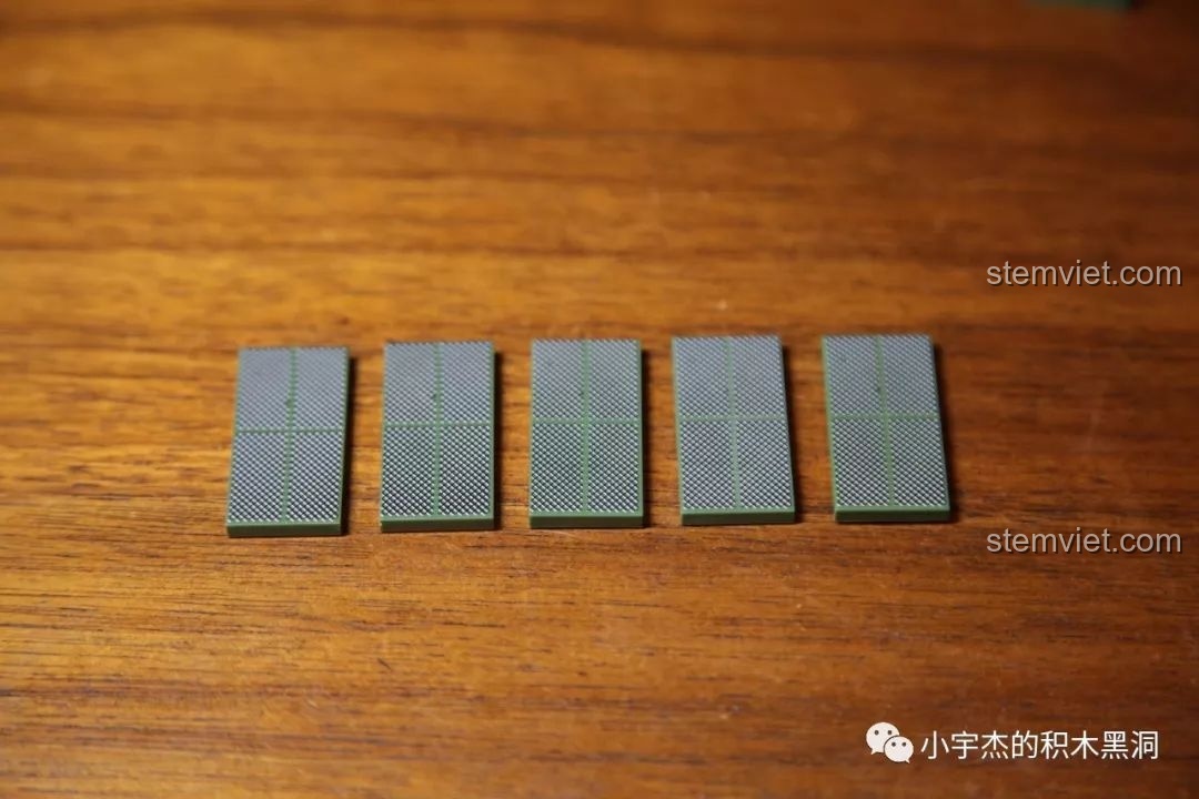 Hình ảnh chi tiết động cơ bên trong xe tăng của bộ đồ chơi lắp ráp xe tăng hạng nặng IS-2M QUANGUAN 100062, giúp bé trai phát triển tư duy.