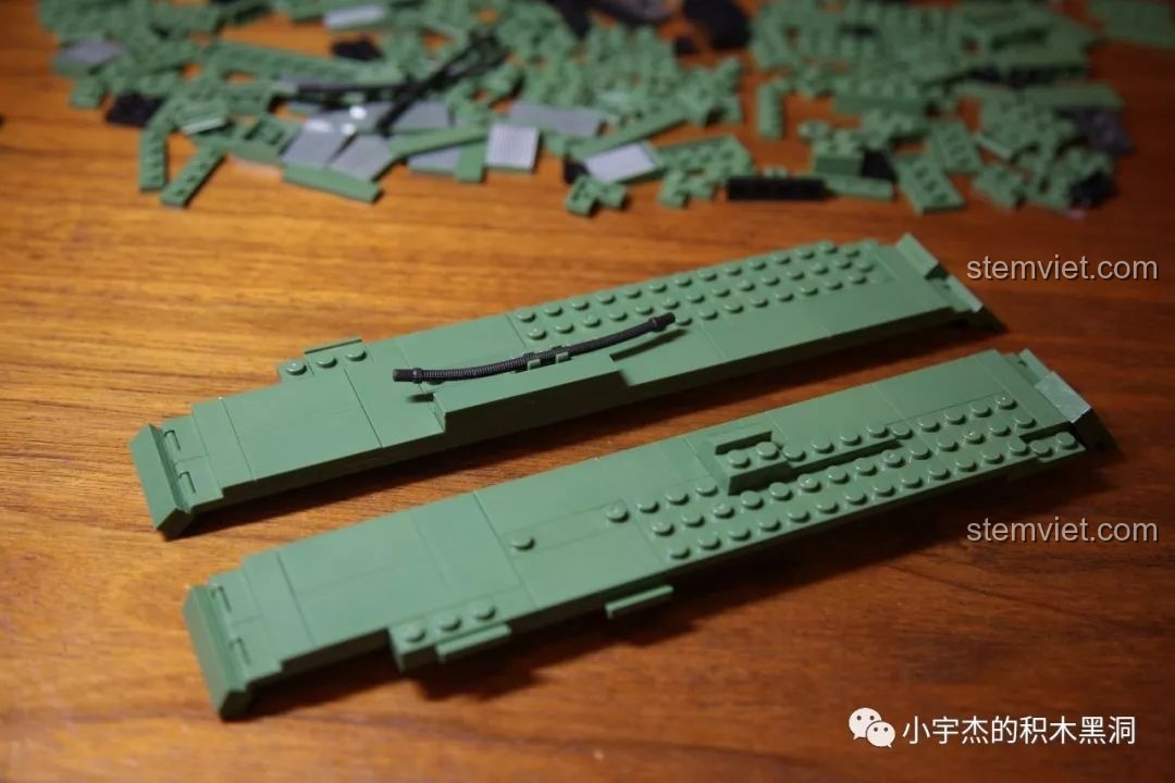 Hình ảnh khung gầm xe tăng đã thành hình của bộ đồ chơi lắp ráp xe tăng hạng nặng IS-2M QUANGUAN 100062, giúp bé trai phát triển tư duy.