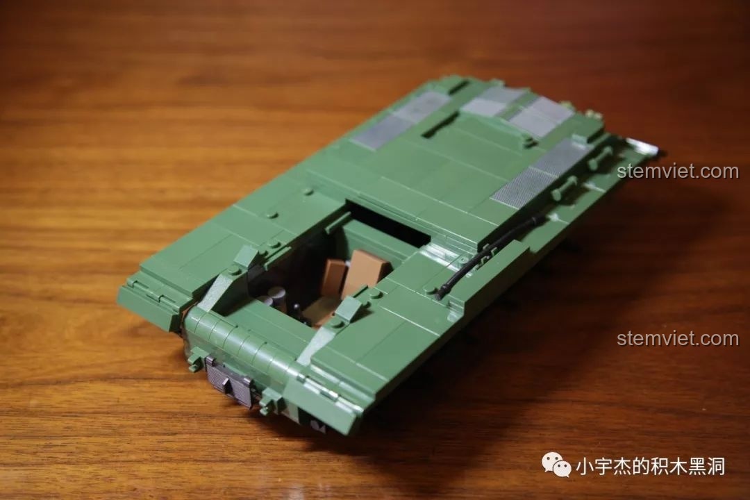 Hình ảnh phần giáp nghiêng phía trước xe tăng có thể mở ra của bộ đồ chơi lắp ráp xe tăng hạng nặng IS-2M QUANGUAN 100062, giúp bé trai phát triển tư duy.