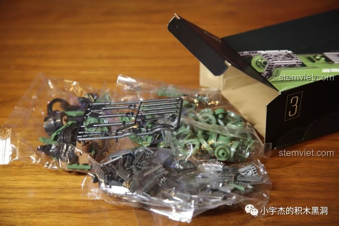 Hình ảnh xe tăng sau khi lắp giáp nghiêng phía trước của bộ đồ chơi lắp ráp xe tăng hạng nặng IS-2M QUANGUAN 100062, giúp bé trai phát triển tư duy.