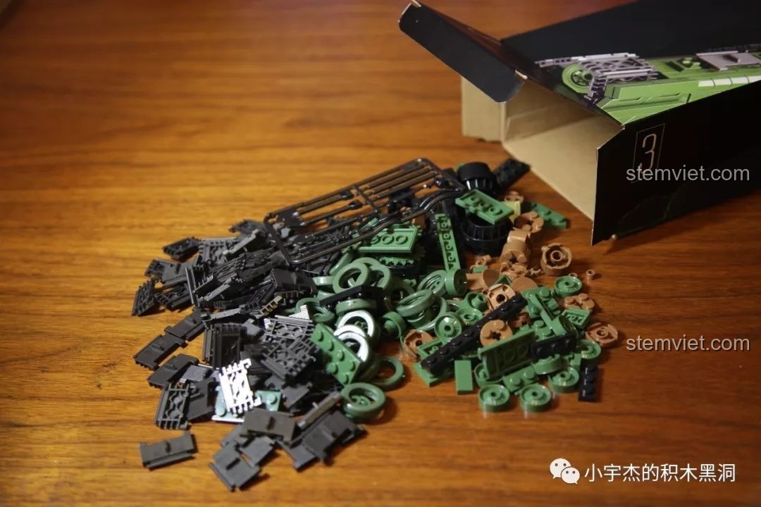 Hình ảnh hai loại bánh xe khác nhau của bộ đồ chơi lắp ráp xe tăng hạng nặng IS-2M QUANGUAN 100062, giúp bé trai phát triển tư duy.