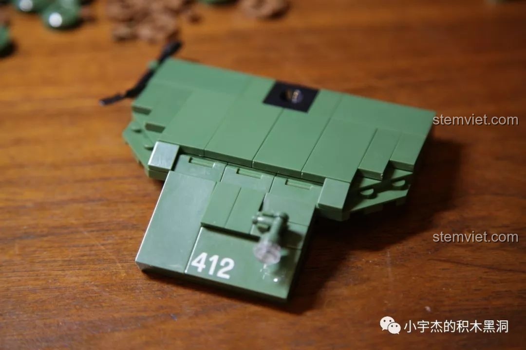 Hình ảnh các bánh xe đã được phân loại của bộ đồ chơi lắp ráp xe tăng hạng nặng IS-2M QUANGUAN 100062, giúp bé trai phát triển tư duy.