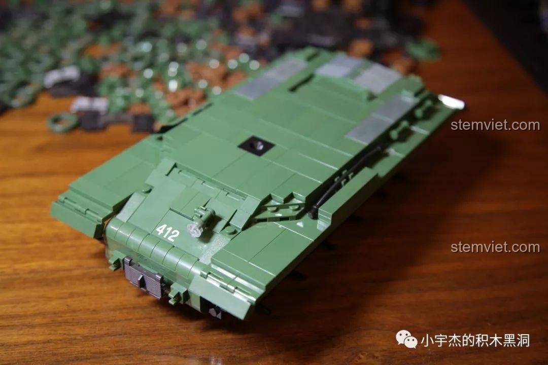Hình ảnh hệ thống bánh xe đã lắp vào khung gầm của bộ đồ chơi lắp ráp xe tăng hạng nặng IS-2M QUANGUAN 100062, giúp bé trai phát triển tư duy.