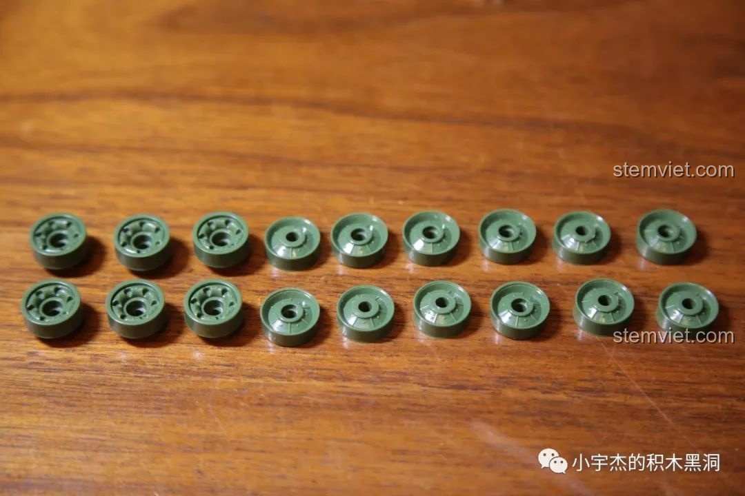 Hình ảnh khung gầm và hệ thống bánh xe đã hoàn thiện của bộ đồ chơi lắp ráp xe tăng hạng nặng IS-2M QUANGUAN 100062, giúp bé trai phát triển tư duy.