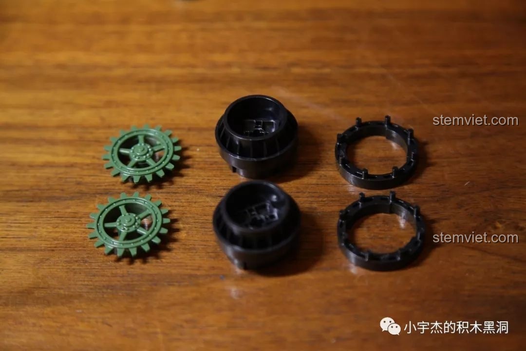 Hình ảnh xe tăng sau khi lắp xích và thùng nhiên liệu phụ của bộ đồ chơi lắp ráp xe tăng hạng nặng IS-2M QUANGUAN 100062, giúp bé trai phát triển tư duy.