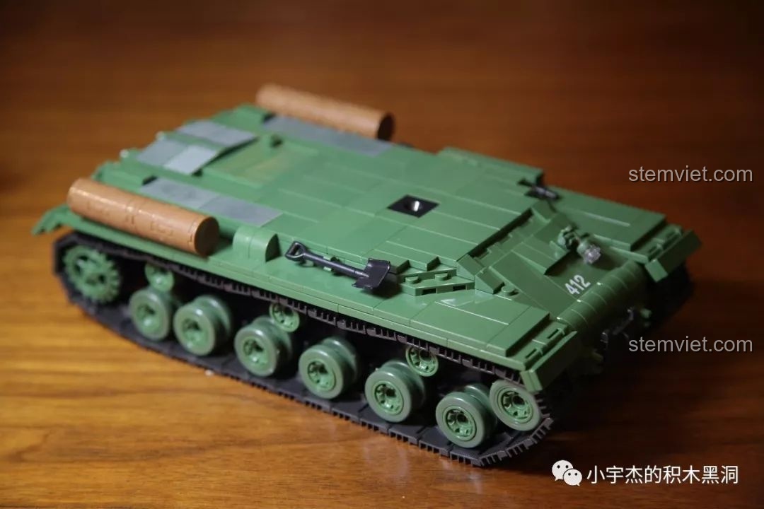 Hình ảnh thẻ sưu tập đi kèm bộ đồ chơi lắp ráp xe tăng hạng nặng IS-2M QUANGUAN 100062, giúp bé trai phát triển tư duy.
