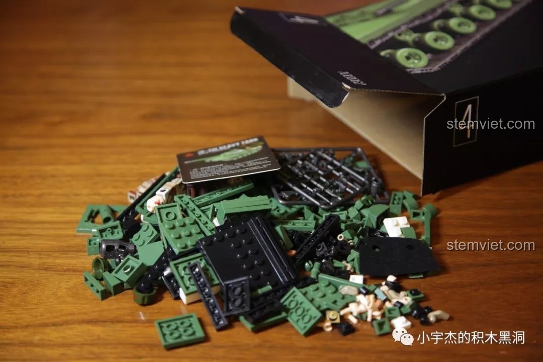 Hình ảnh tháp pháo đang được lắp ráp của bộ đồ chơi lắp ráp xe tăng hạng nặng IS-2M QUANGUAN 100062, giúp bé trai phát triển tư duy.