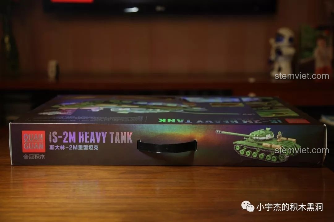 Hình ảnh hộp sản phẩm có quai xách tiện lợi của bộ đồ chơi lắp ráp xe tăng hạng nặng IS-2M QUANGUAN 100062, giúp bé trai phát triển tư duy.