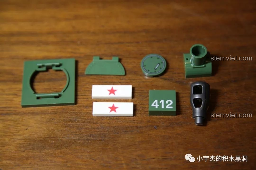 Hình ảnh xe tăng IS-2M đã hoàn thiện với góc nâng nòng của bộ đồ chơi lắp ráp xe tăng hạng nặng IS-2M QUANGUAN 100062, giúp bé trai phát triển tư duy.