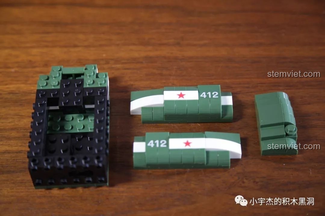 Hình ảnh xe tăng IS-2M đã hoàn thiện với góc nhìn từ phía sau của bộ đồ chơi lắp ráp xe tăng hạng nặng IS-2M QUANGUAN 100062, giúp bé trai phát triển tư duy.