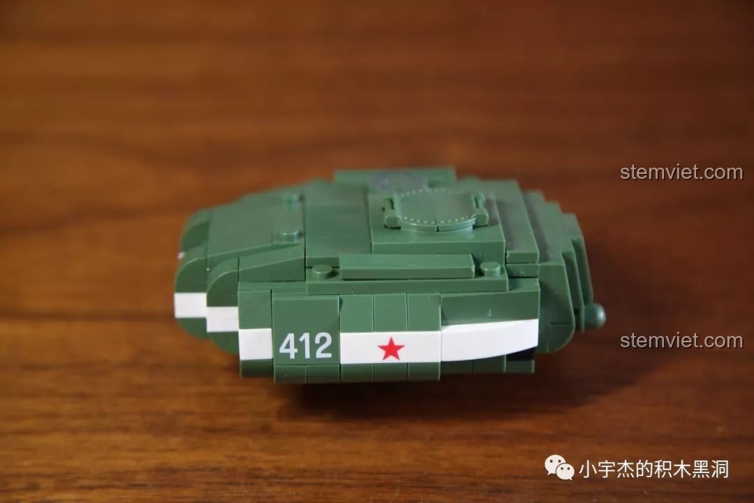 Hình ảnh xe tăng IS-2M đã hoàn thiện với góc nhìn từ phía trước của bộ đồ chơi lắp ráp xe tăng hạng nặng IS-2M QUANGUAN 100062, giúp bé trai phát triển tư duy.