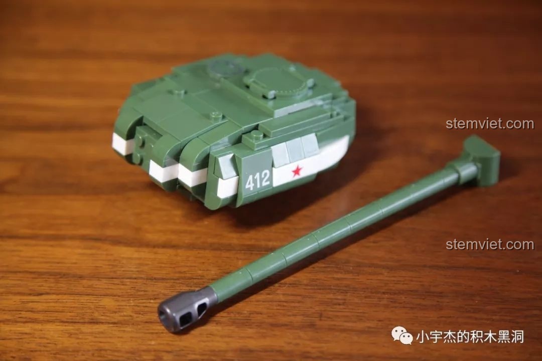 Hình ảnh chi tiết nắp động cơ có thể mở ra của bộ đồ chơi lắp ráp xe tăng hạng nặng IS-2M QUANGUAN 100062, giúp bé trai phát triển tư duy.