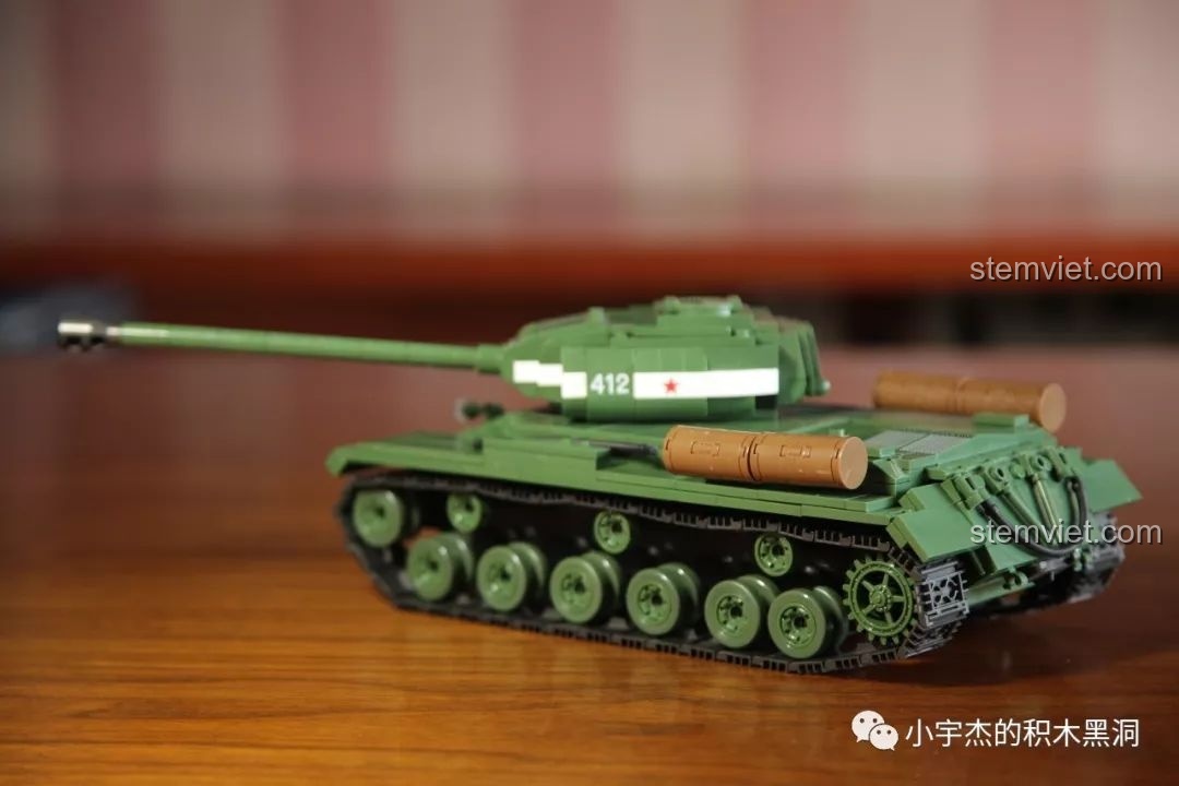 Hình ảnh cận cảnh minifigure lái xe và pháo thủ của bộ đồ chơi lắp ráp xe tăng hạng nặng IS-2M QUANGUAN 100062, giúp bé trai phát triển tư duy.