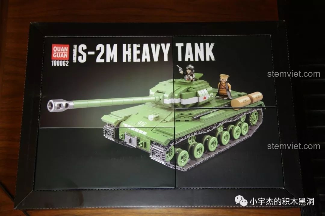 Hình ảnh các hộp nhỏ bên trong hộp lớn của bộ đồ chơi lắp ráp xe tăng hạng nặng IS-2M QUANGUAN 100062, giúp bé trai phát triển tư duy.